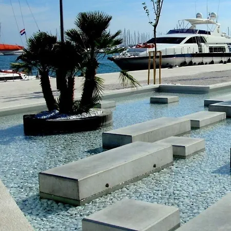 At Premium Location In 1 Min To Sea *