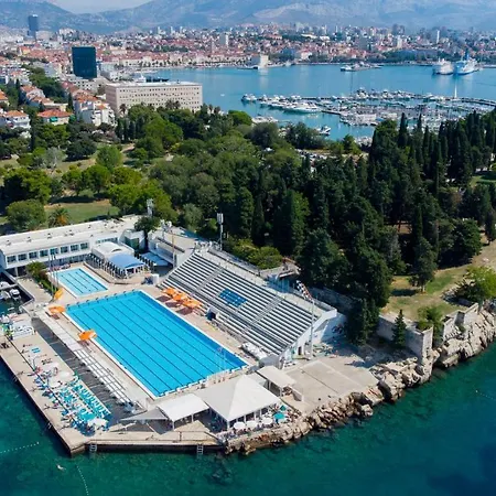 At Premium Location In 1 Min To Sea Apartment