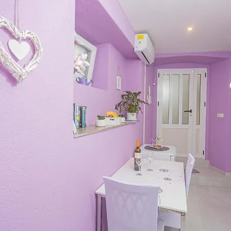 At Premium Location In 1 Min To Sea Apartment